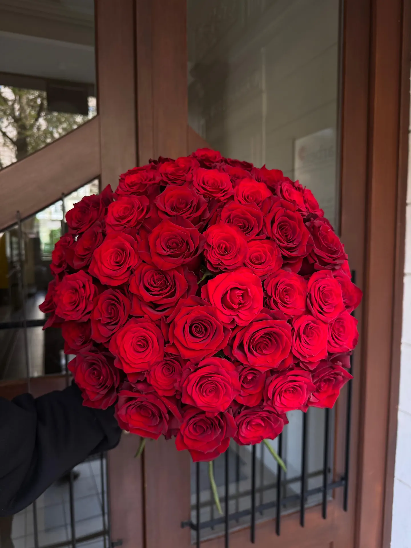 Opulenter Kugelstrauß aus roten Rosen von La Blum Boutique
