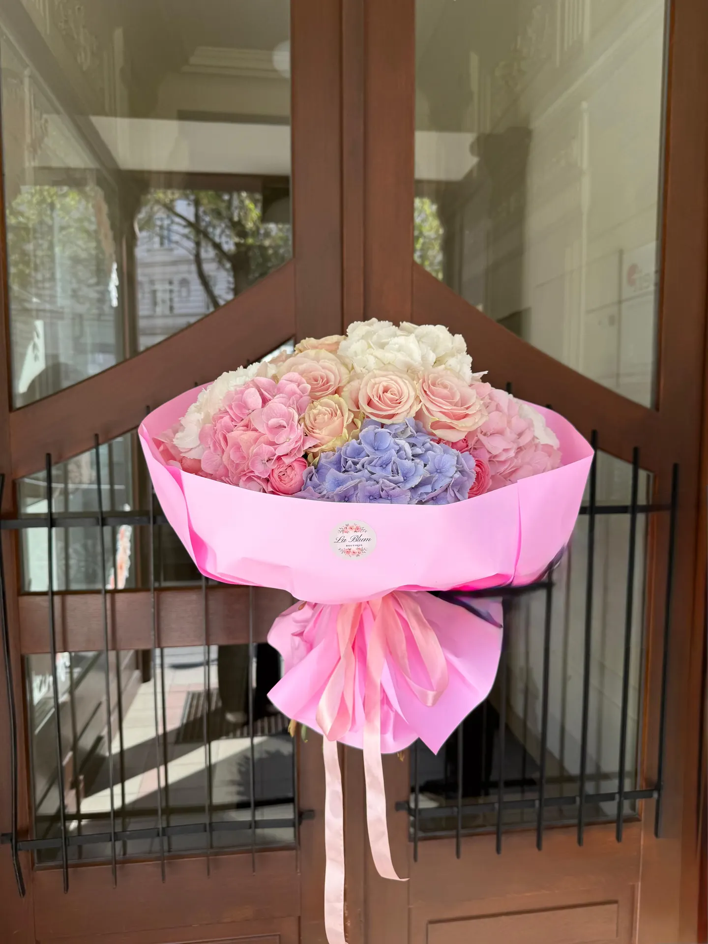 Handgebundener Blumenstrauß mit Hortensien und Rosen von La Blum Boutique