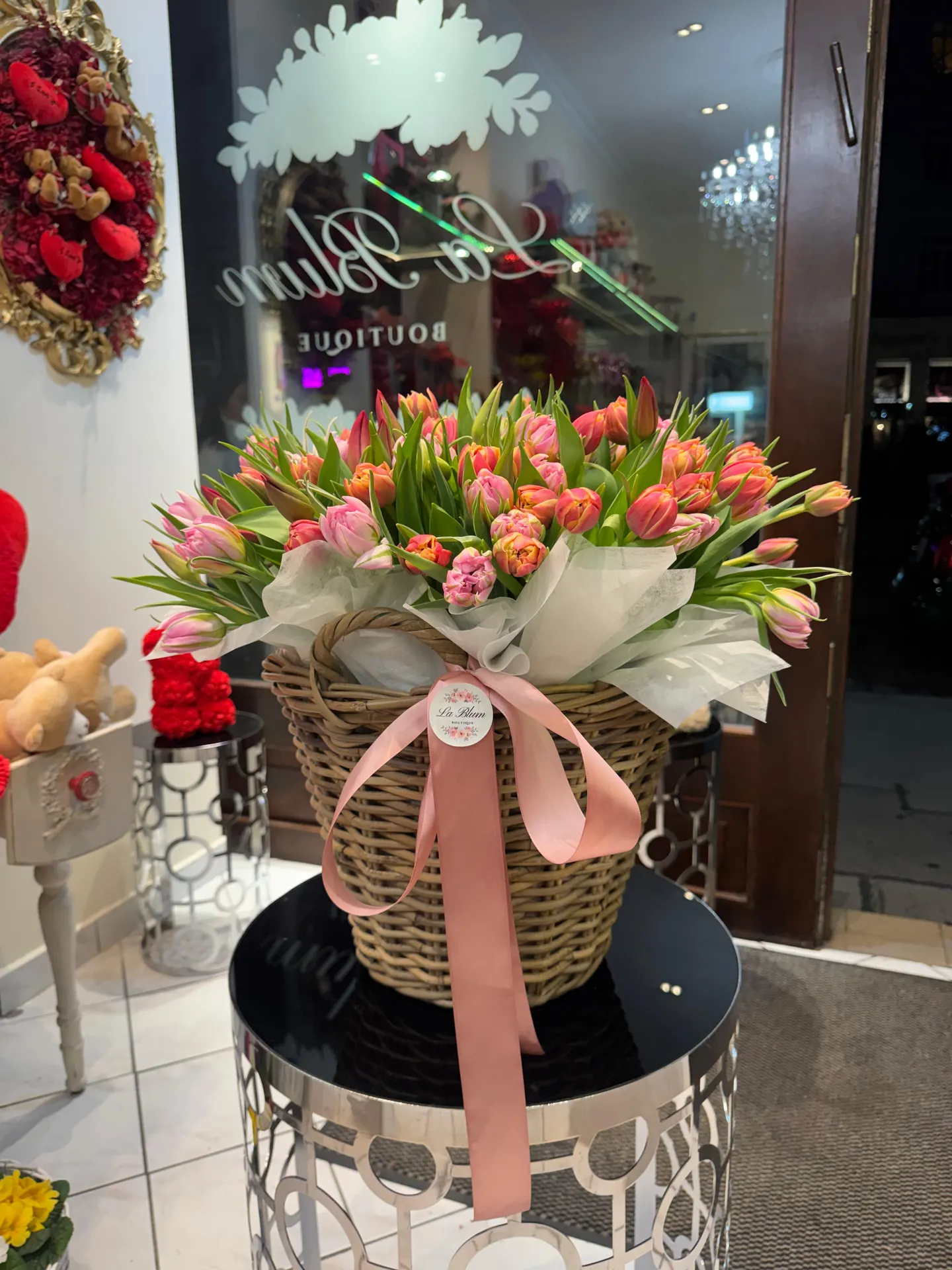 Elegant arrangierter Geschenkkorb mit Tulpen von La Blum Boutique