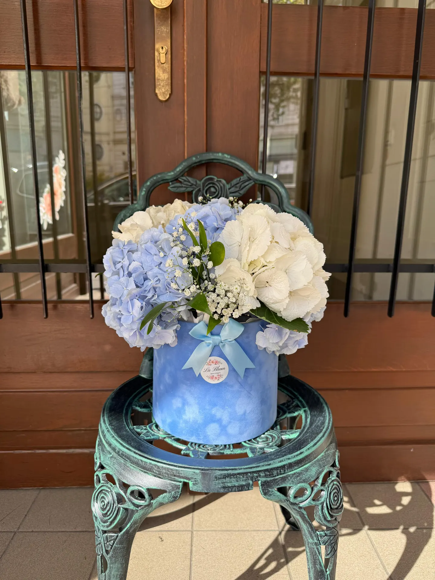 Geschenkbox mit Blumen von La Blum Boutique