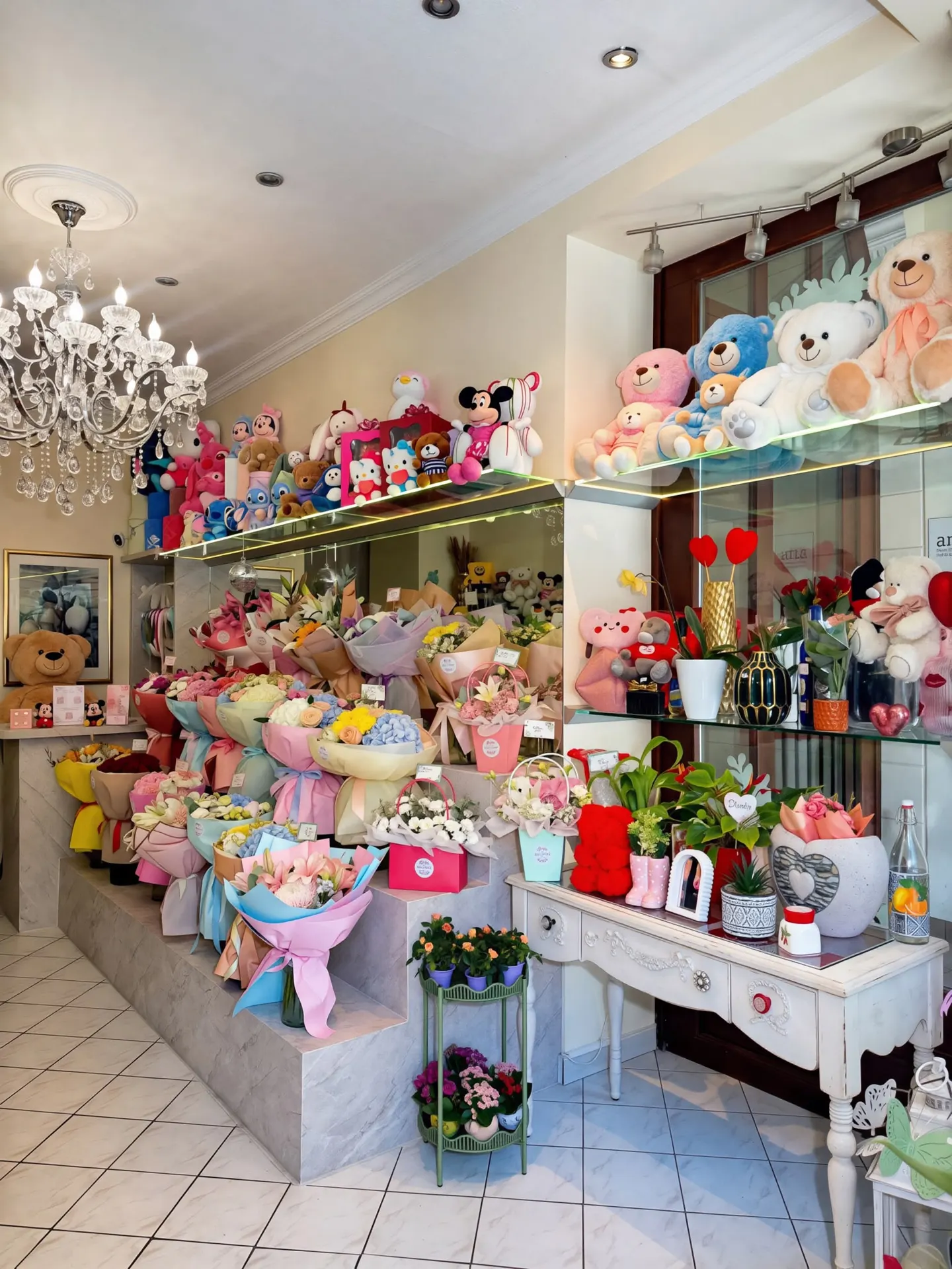 Innenbereich der La Blum Boutique mit Sträußen und Geschenken